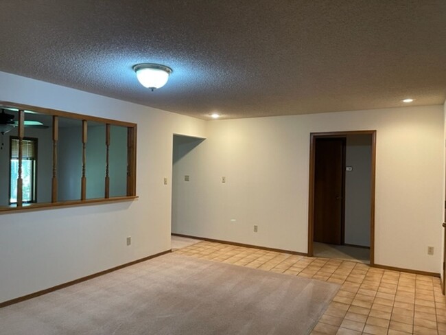 Building Photo - Great Location & Fabulous Back Yard!