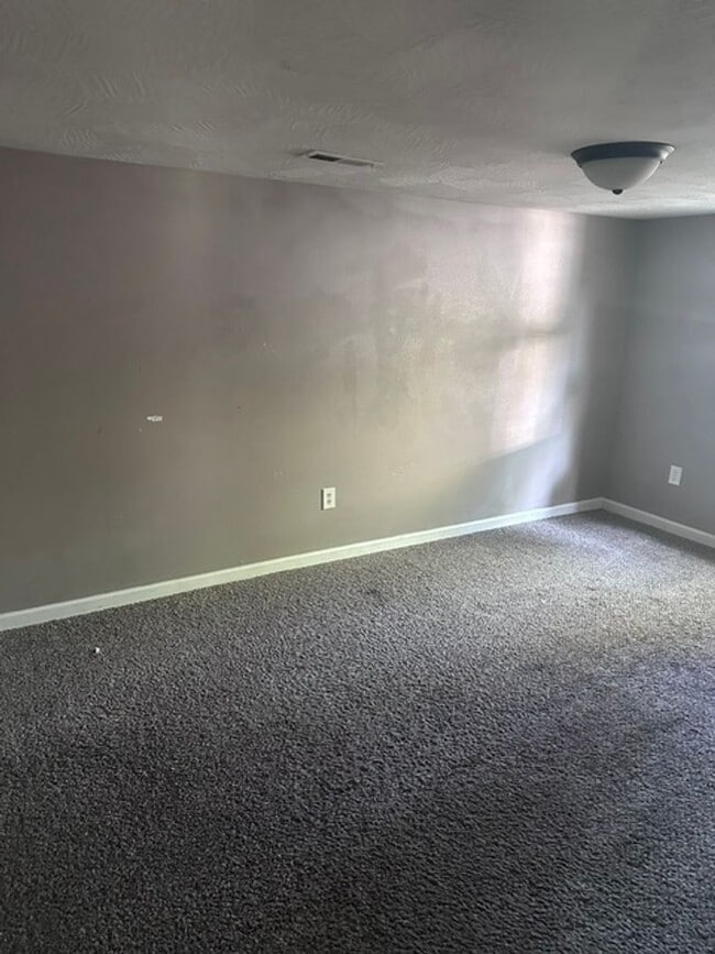 Building Photo - 3 Bed 1.5 Bath Home