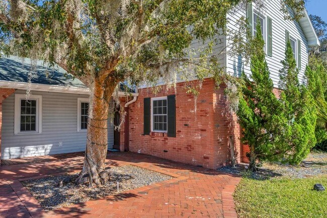 Building Photo - 223 Denese Ln