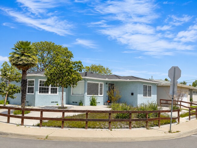 Foto del edificio - LARGE 4 Bedroom Home on Mesita! (Enclosed Back Yard!!)