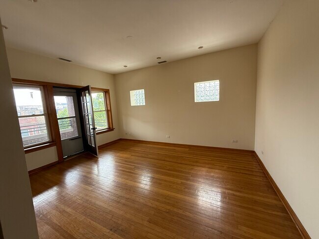 Foto del edificio - 2722 N Kimball Ave