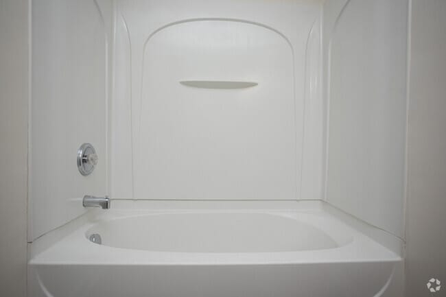 3BR, 3BA - The Burbank - 1,091SF - Bathroom - Rosewood at Clemson