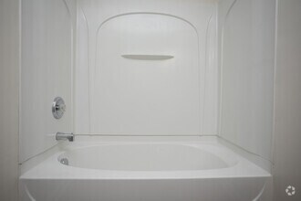 3BR, 3BA - The Burbank - 1,091SF - Bathroom - Rosewood at Clemson