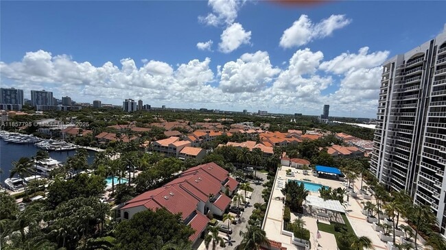 Foto del edificio - 3610 Yacht Club Dr