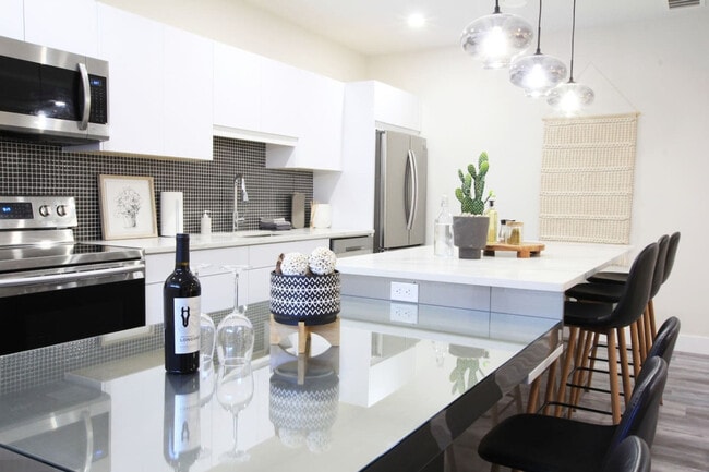 Building Photo - 9336-9398 98 St NW