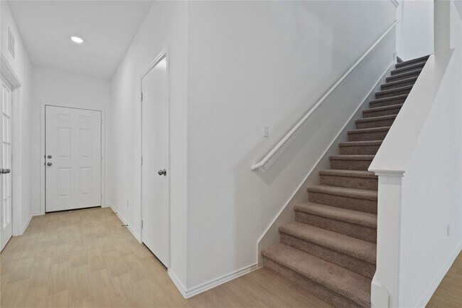 Foto del edificio - 1525 Holly Lk Dr