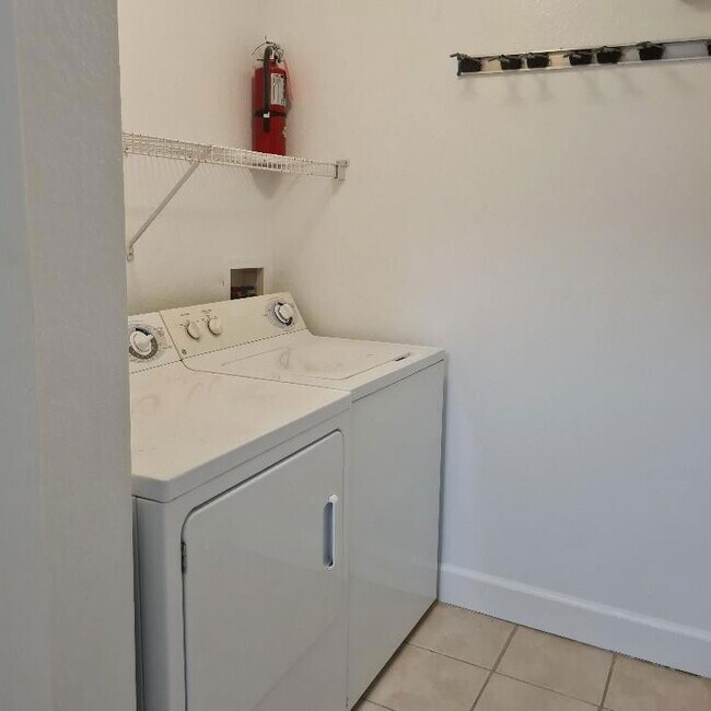 Building Photo - Anzio Court, Palm Beach Gardens, FL 33410 - 1 BR 1 BA Condo