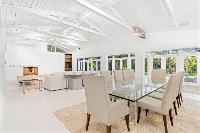 Foto del edificio - 11015 Lakeside Dr