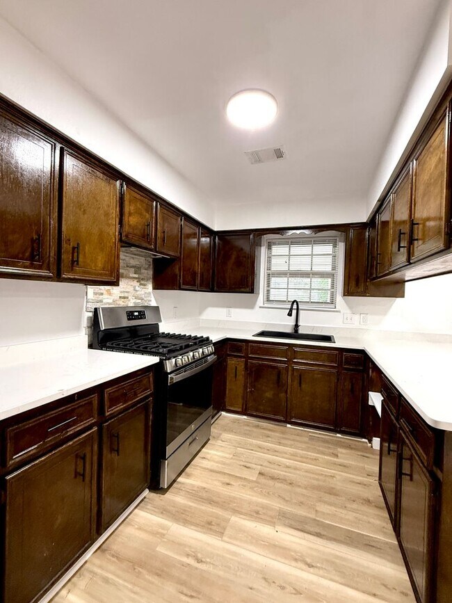 Building Photo - Beautiful House for Rent in the Bryant area!