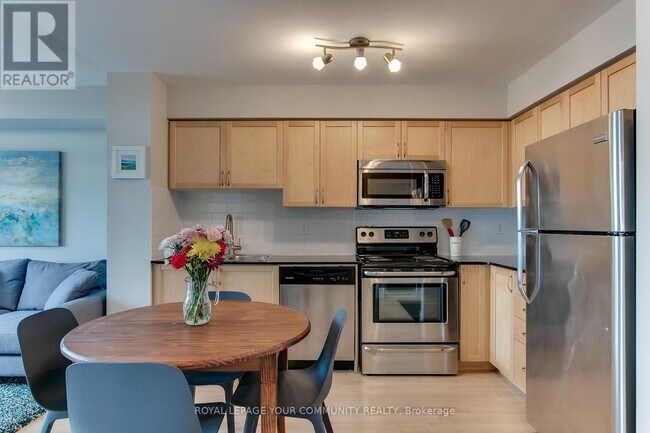 Photo du bâtiment - 812-812 Lansdowne Ave