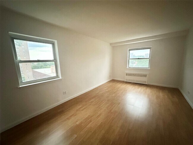Foto del edificio - 3240 Riverdale Ave