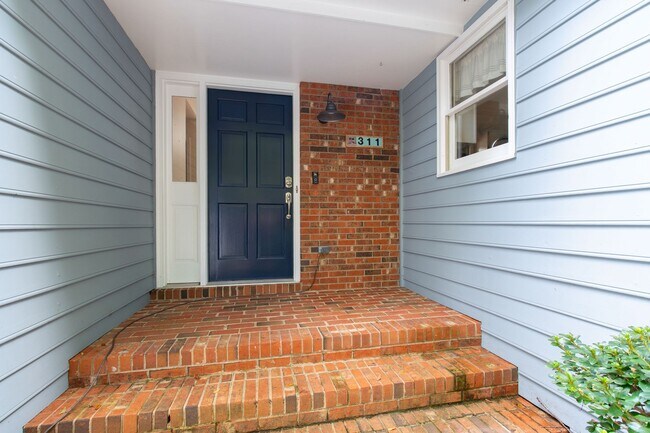 Foto del edificio - Spacious 4-Bedroom Carrboro Home with Dual...