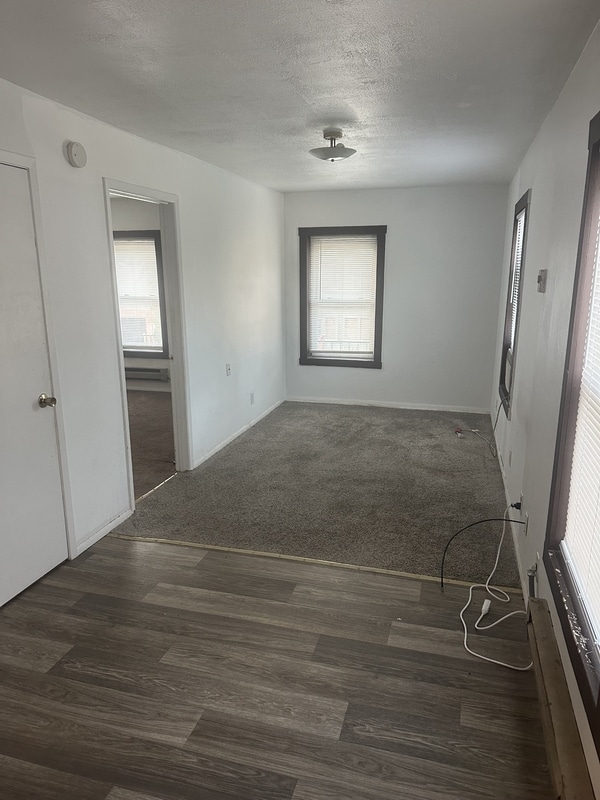 Foto del edificio - 145 E Main St