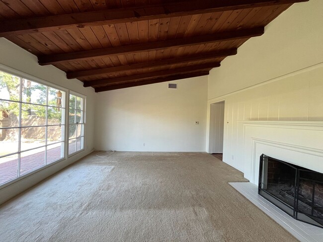 Building Photo - Available NOW! 3+2 w/family room on a cul-...