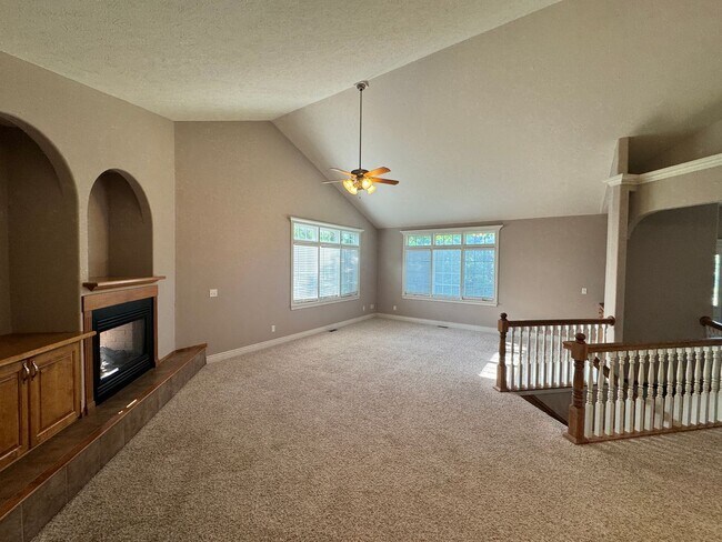 Foto del edificio - Large and Spacious Duplex Available