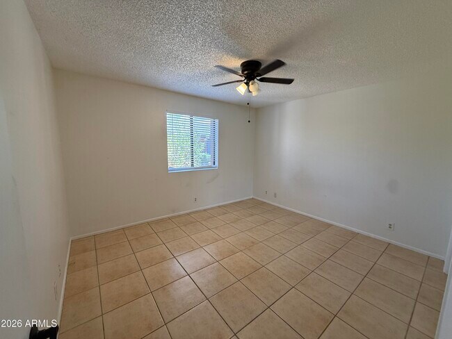 Foto del edificio - 415 N 64th Pl