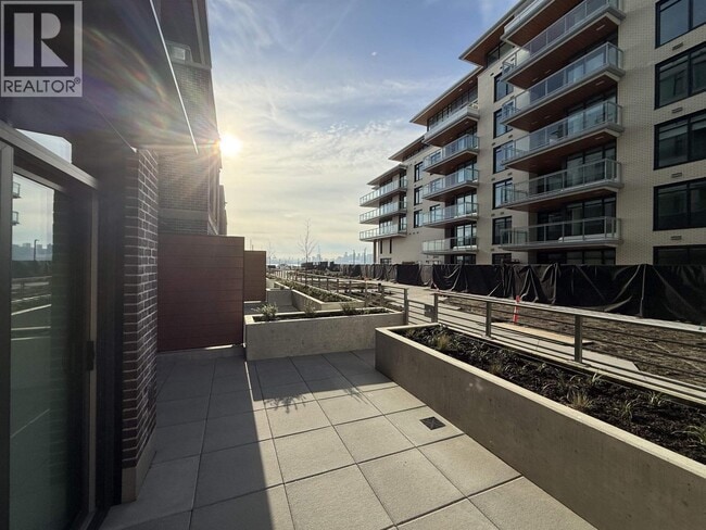 Building Photo - 755 Harbourside Dr