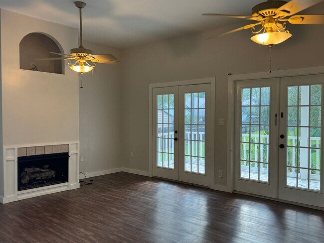 Foto del edificio - Charming 2 Bedroom Home for Lease in Denha...