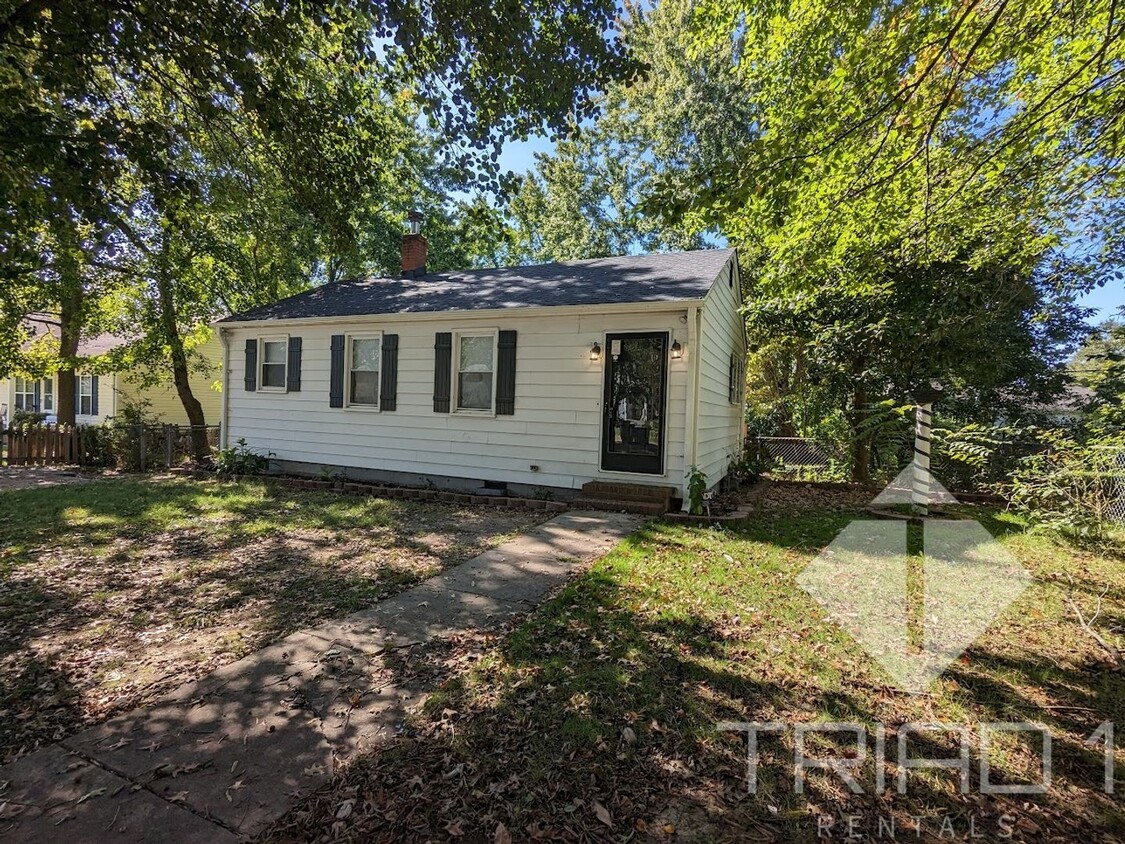 Foto principal - Adorable 2bed/1bath house w/ FENCED IN YARD