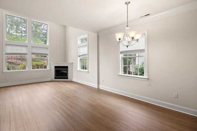 Foto del edificio - Five-Bedroom Tudor Home with Main-Level Primary Suite in Albemarle Reserve