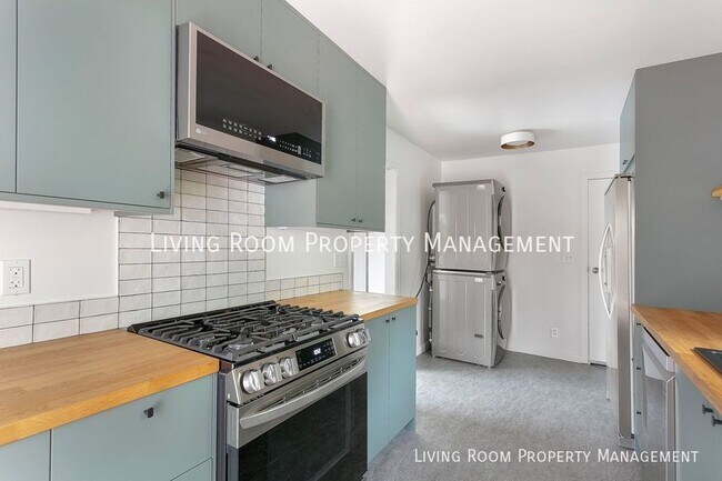 Building Photo - Stylish mid-century modern 3 bedroom in th...