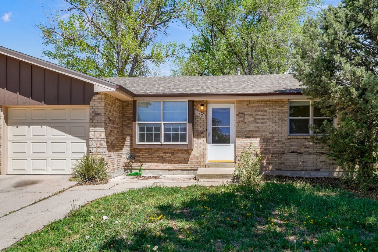 Primary Photo - Charming 2-Bed, 1-Bath Home in Lakewood!!