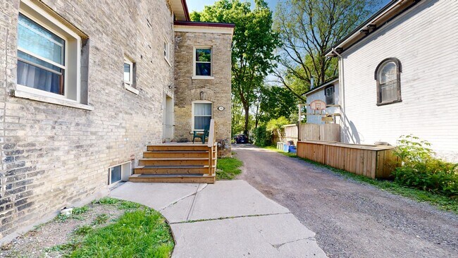 Building Photo - MODERN 1 BEDDROOM IN OLD SOUTH