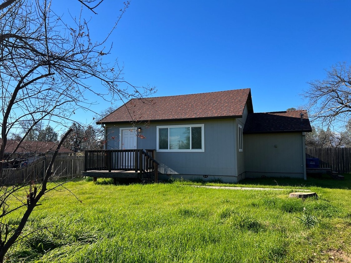 Primary Photo - 2 bedroom, 1 bathroom home located in the ...
