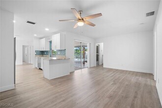 Building Photo - 911 SE 19th St