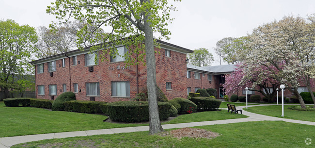 Primary Photo - Fairfield Maples at Bay Shore