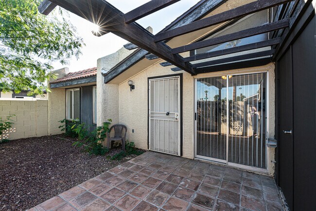 Building Photo - Mesa Townhouse