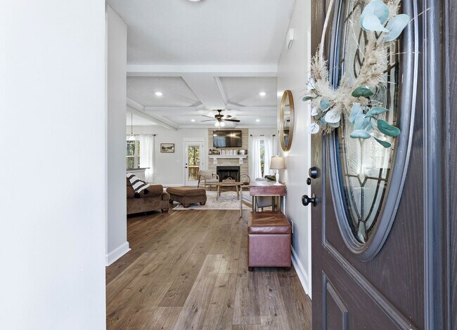 Building Photo - Dog Friendly Three Bedroom with Bonus in Sango!