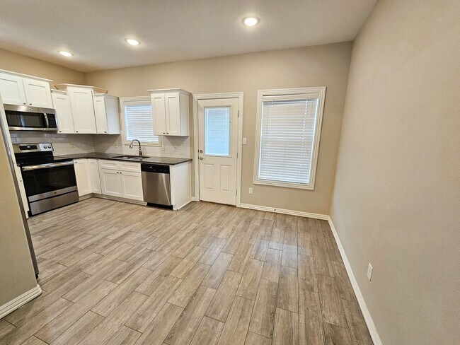 Foto del edificio - Spacious 3 Bedroom/2.5 Bathroom Chaffee Cr...