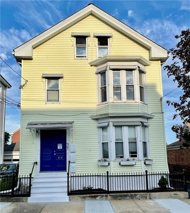 Building Photo - 37 Flora St