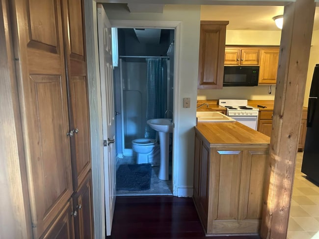 Building Photo - 1004 School St