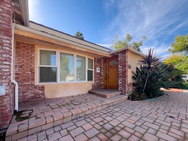 Building Photo - 15424 Camarillo St