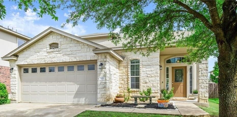 Primary Photo - 921 Gentry Dr