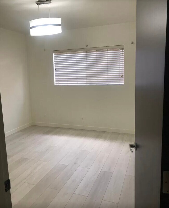 Building Photo - 422 W Elk Ave