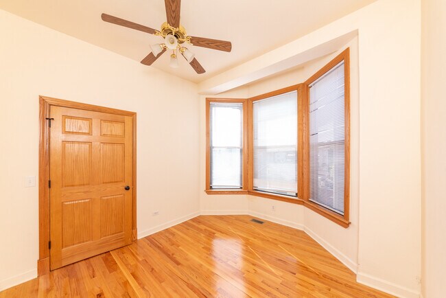 Building Photo - 2044 N Sheffield Ave