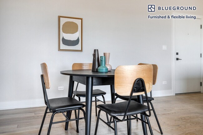 Foto del edificio - 2034 N Avondale Ave