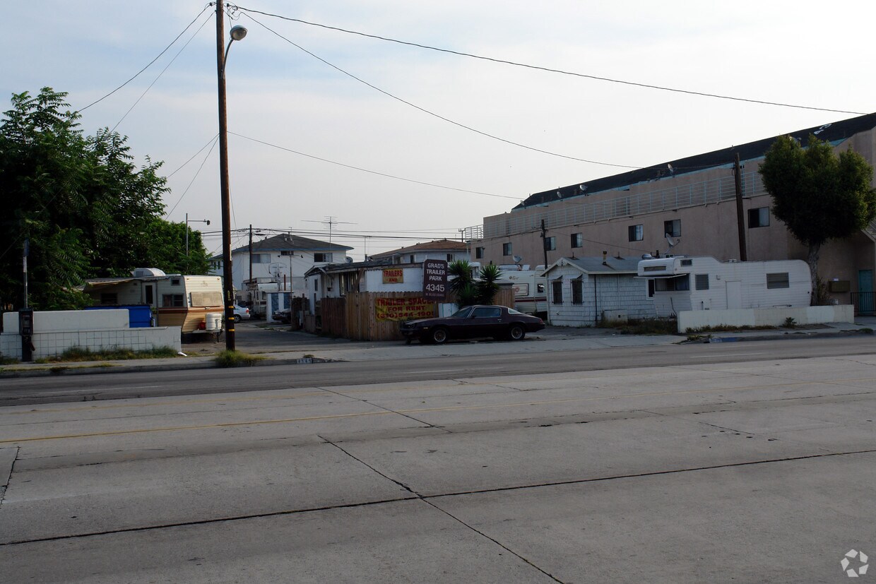 Building Photo - 4345 W Rosecrans Ave