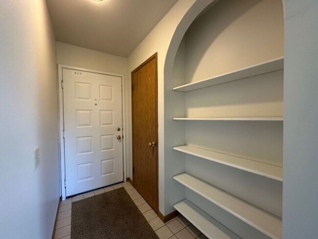 Foto del edificio - 2 Bedroom 2 bath home with water and mount...