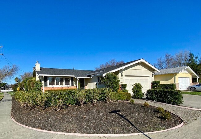 Foto del edificio - Centrally Located Three Bedroom North Napa Home