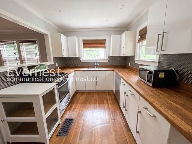 Foto del edificio - 1735 Willis Mill Rd SW