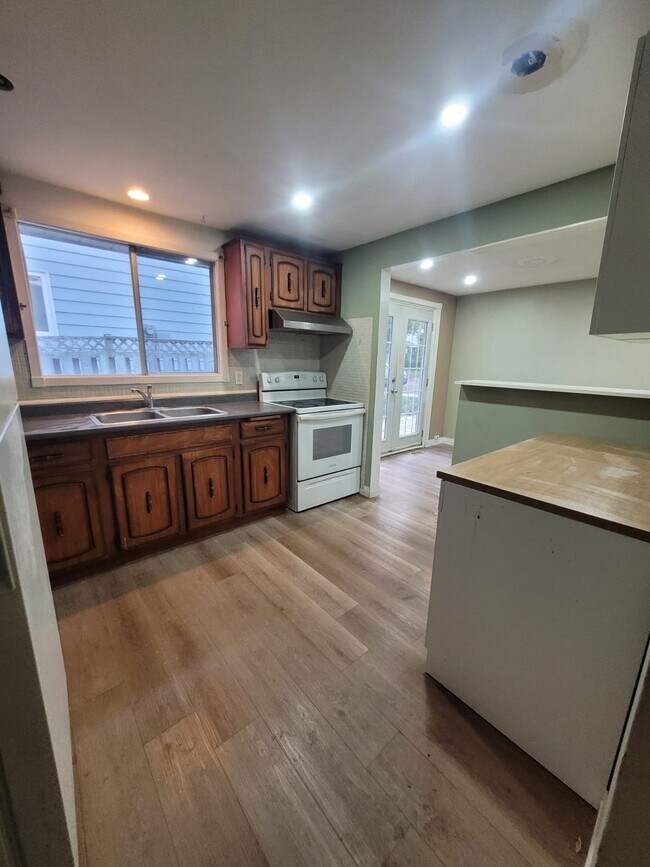 Building Photo - 466 Midwood Cres