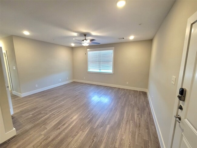 Foto del edificio - 1620 Crestdale Dr