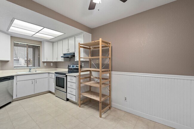 Foto del edificio - 2Bd/2Bth Condo, hardwood floor, balcony