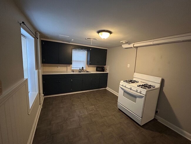 Building Photo - Large 1 bed Lower Level Duplex Unit