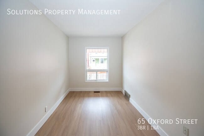 Photo du bâtiment - **Updated 3 Bedroom, 1 Bath Full House**