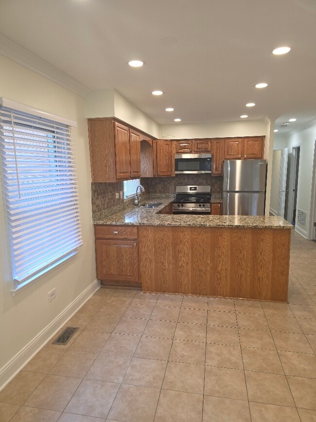 Building Photo - 826 E Capri Dr